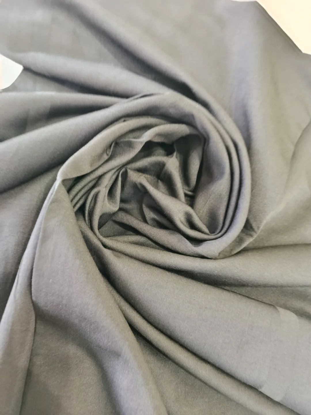 Aker-Pamuk-Ipek-Sal-Siyah