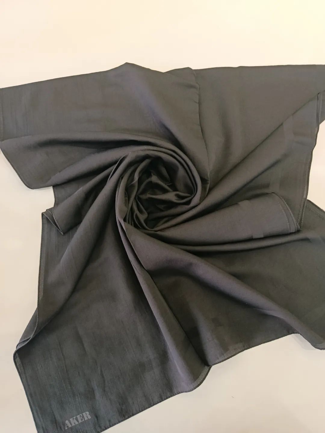 Aker-Pamuk-Ipek-Sal-Siyah