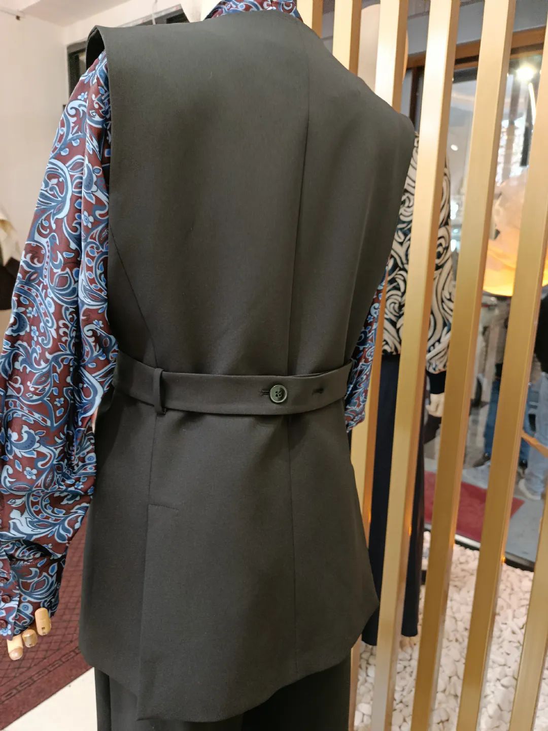 Arkas� Bant Detayl� Yelekli Tak�m