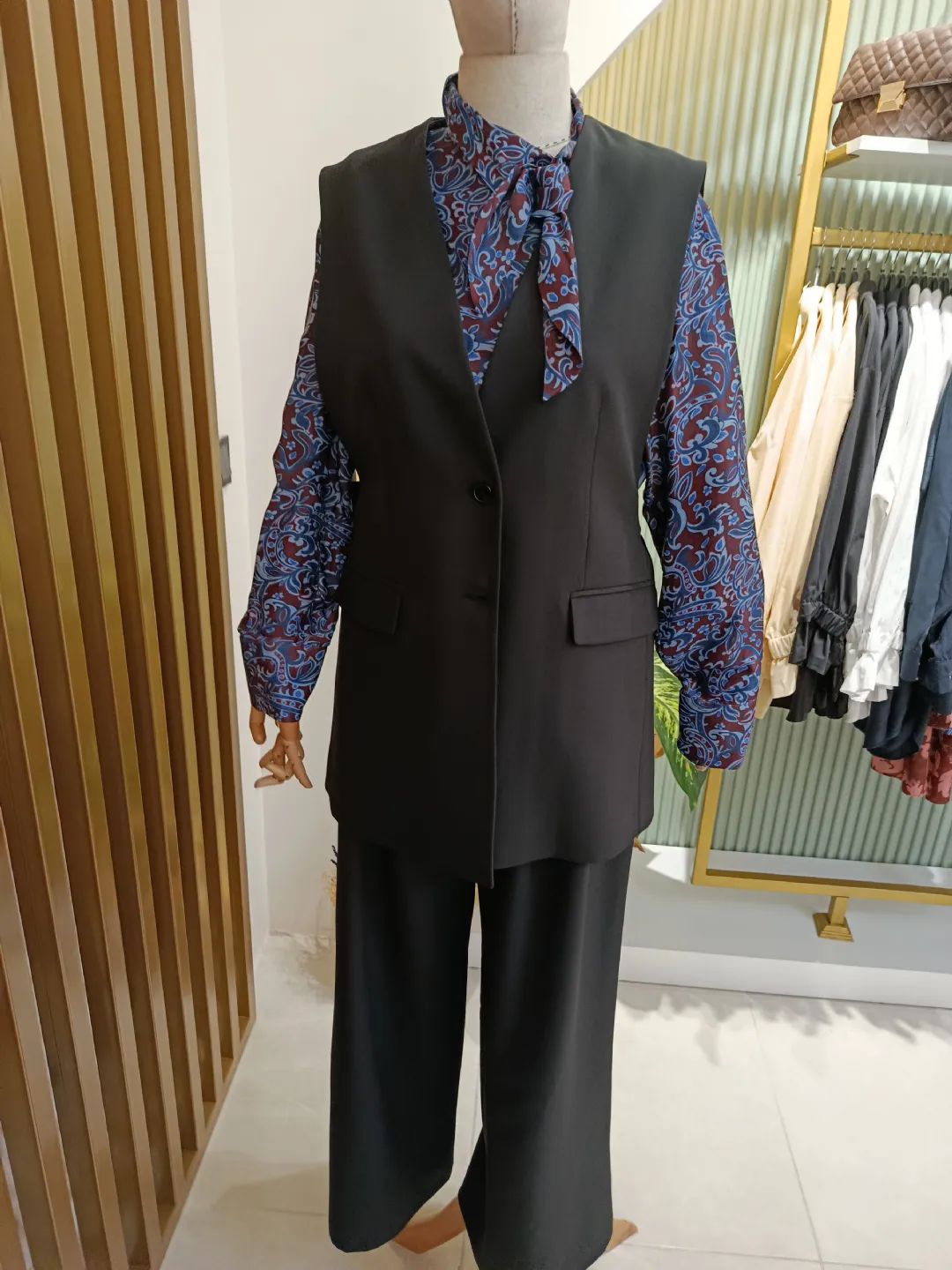 Arkas� Bant Detayl� Yelekli Tak�m