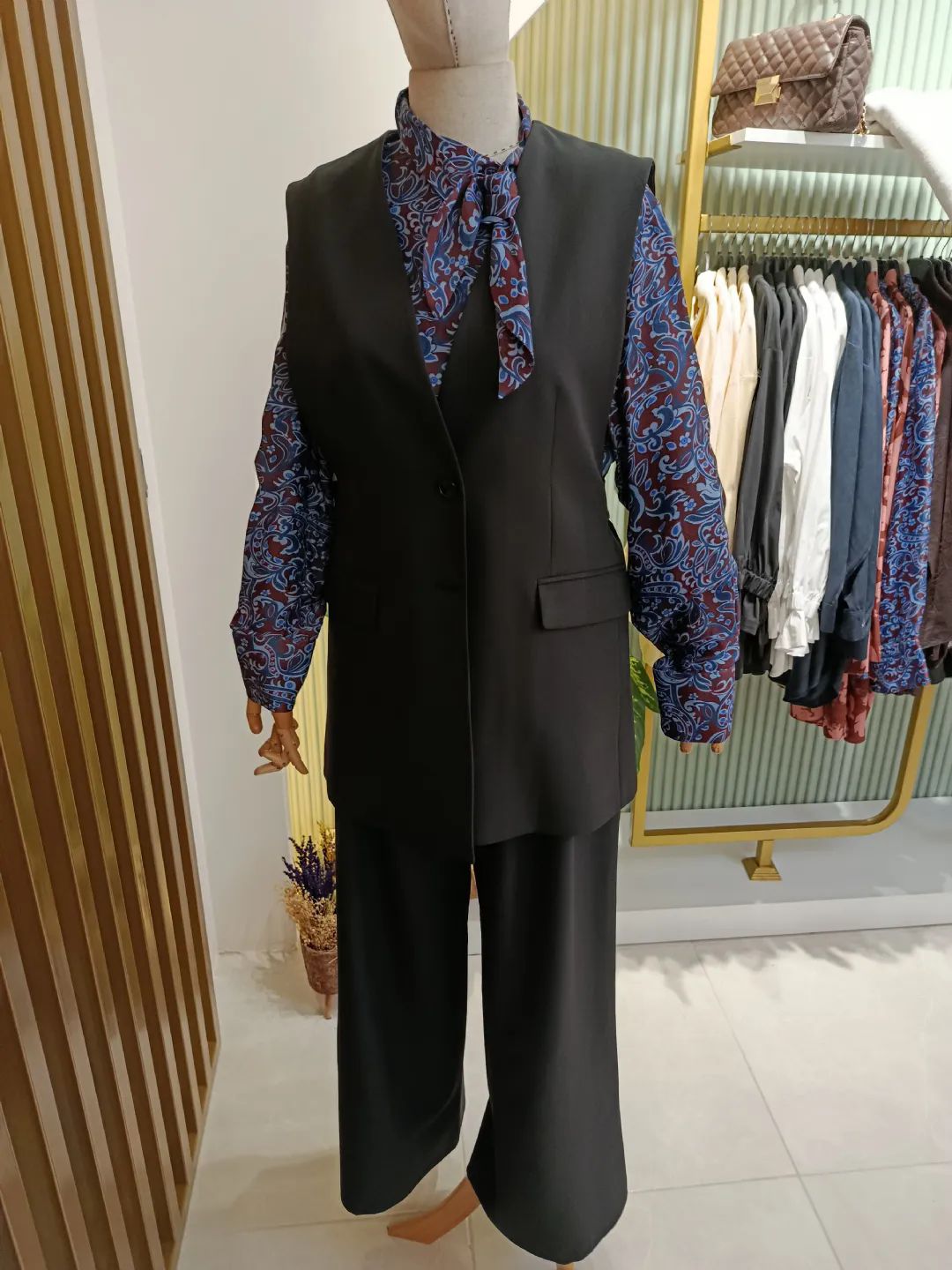 Arkasi-Bant-Detayli-Yelekli-Takim