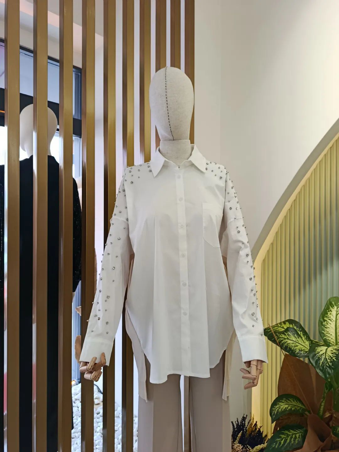 Arkasi-Triko-Kombinli-Omuzlari-Tasli-Gomlek-Bej