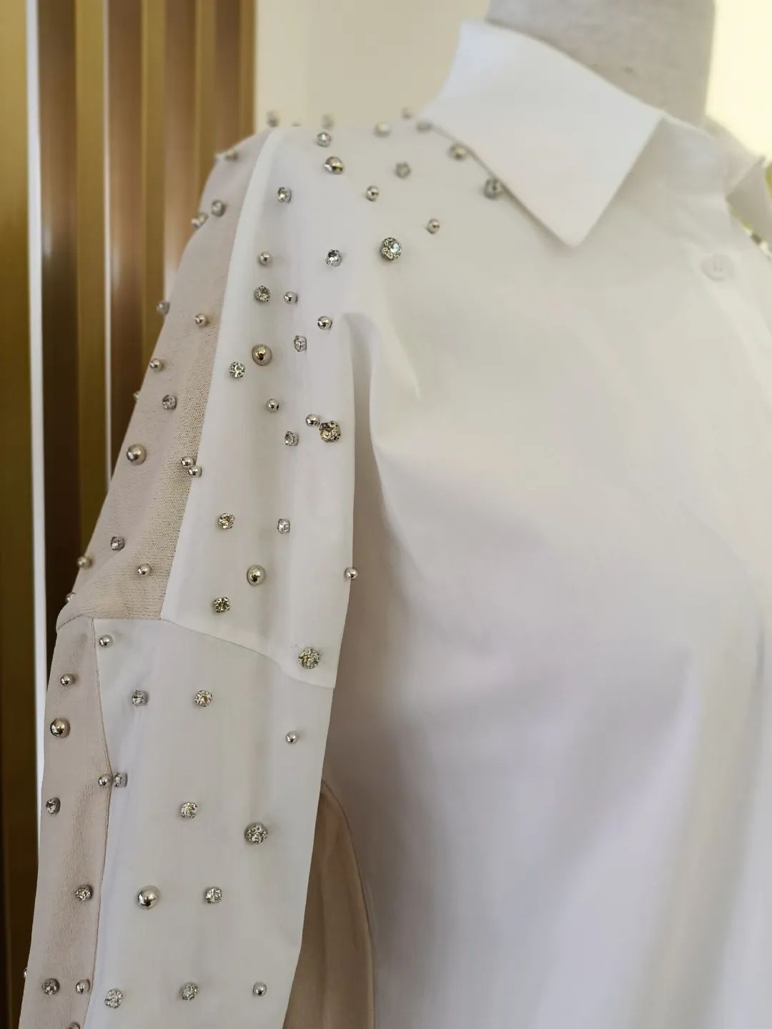 Arkasi-Triko-Kombinli-Omuzlari-Tasli-Gomlek-Bej