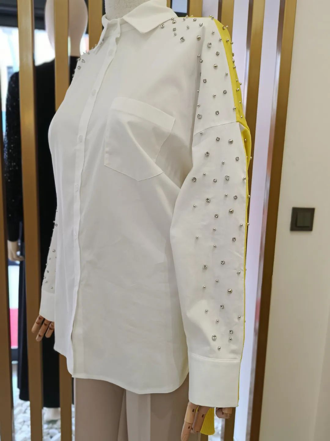 Arkasi-Triko-Kombinli-Omuzlari-Tasli-Gomlek-Sari