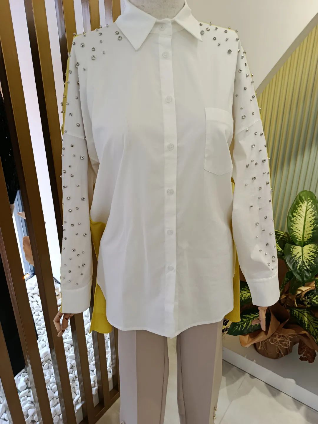 Arkasi-Triko-Kombinli-Omuzlari-Tasli-Gomlek-Sari