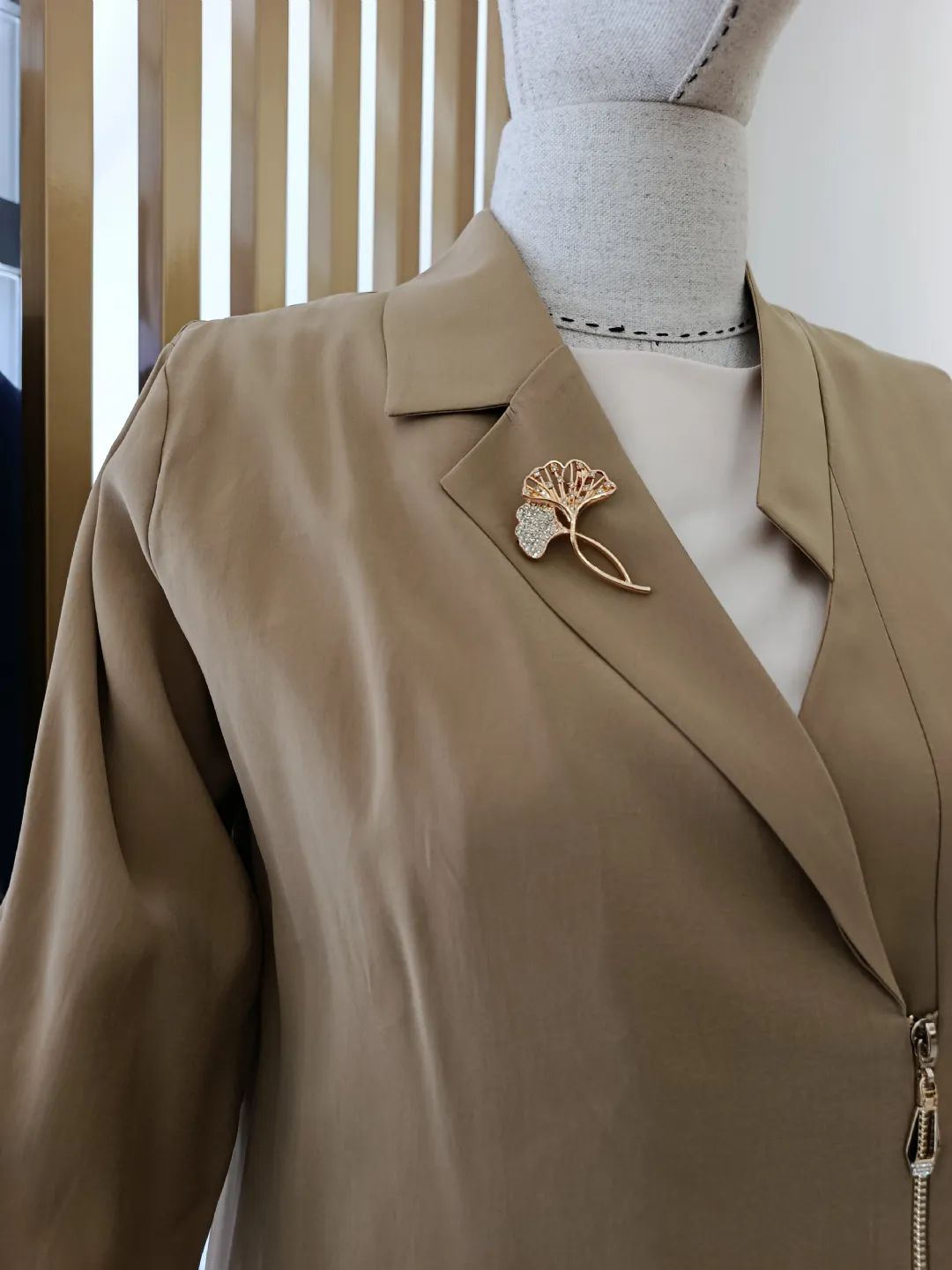 Asimetrik-Minimal-Yakali-Broslu-Uclu-Takim-Olive