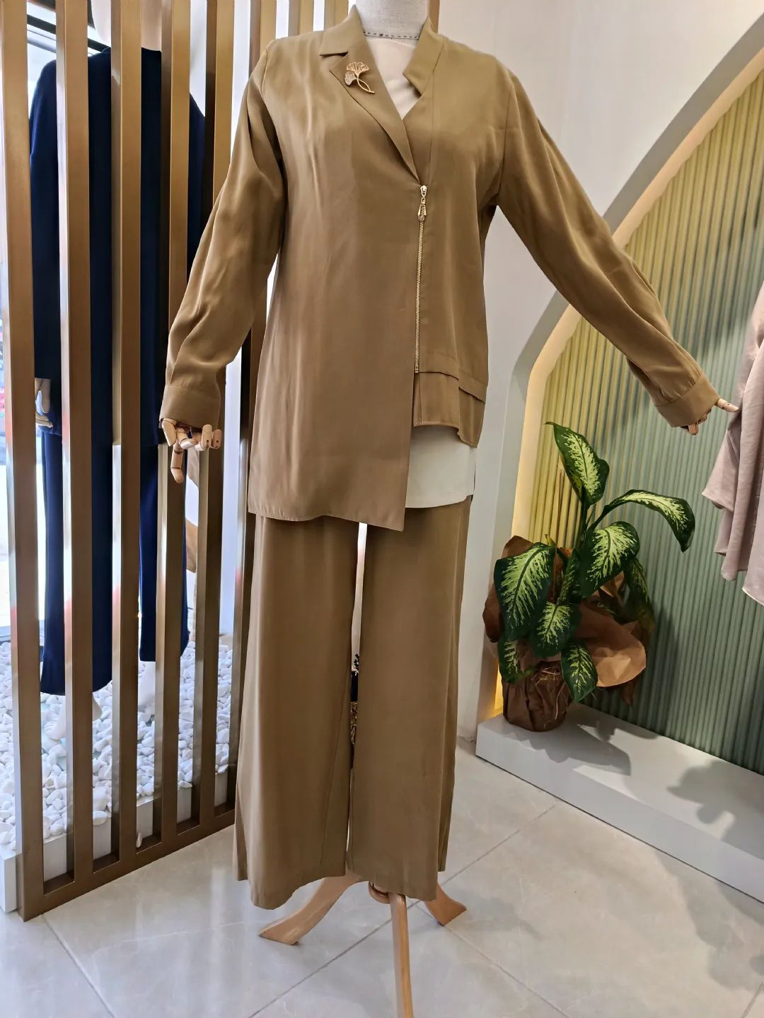 Asimetrik Minimal Yakal� Bro�lu ��l� Tak�m Olive