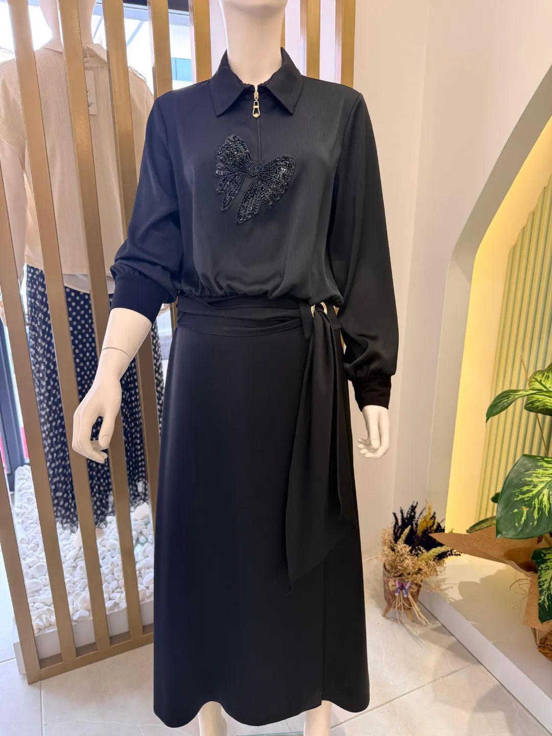 Boncuk-Tasarimli-Siyah-Gomlek