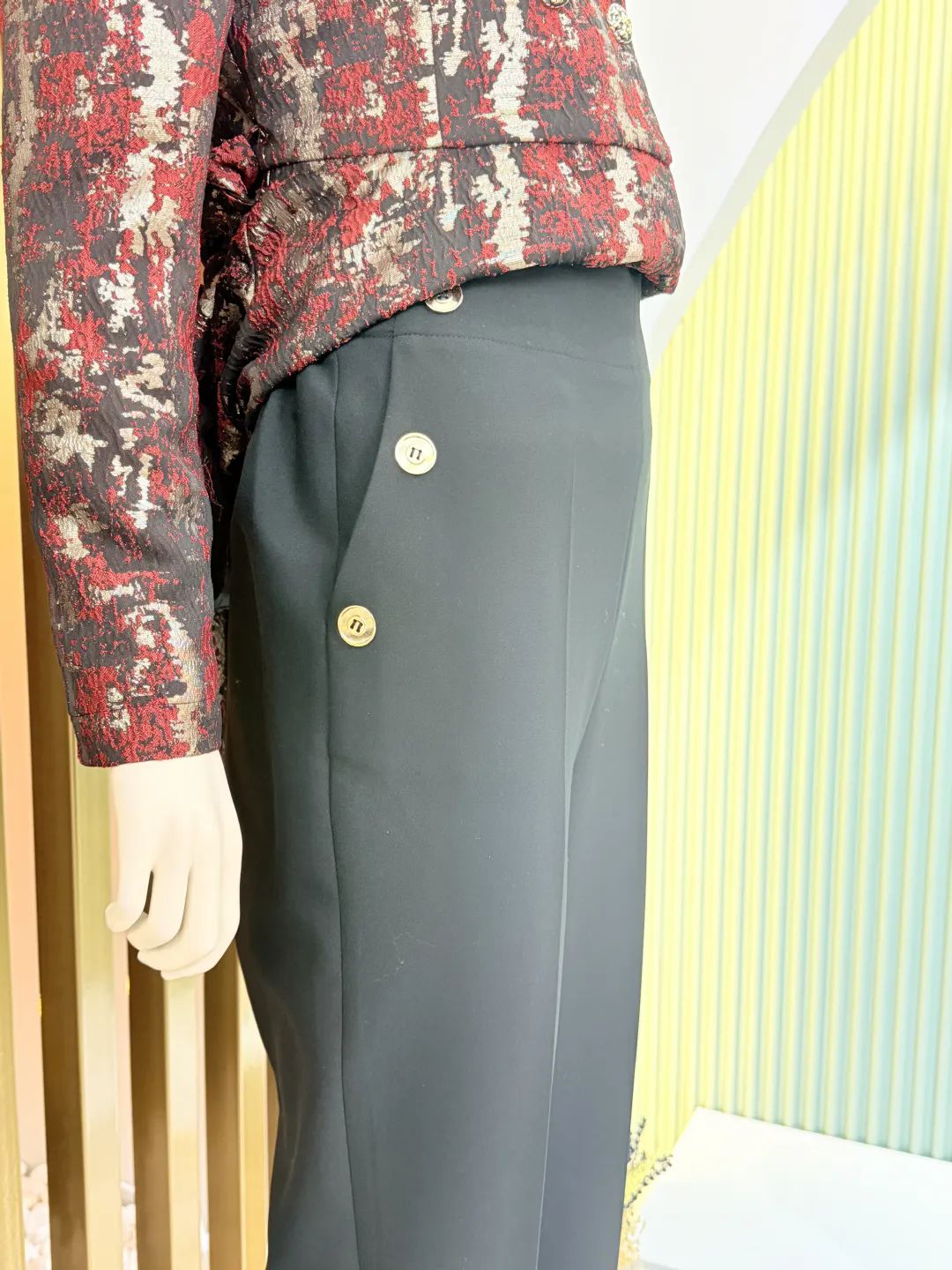 Cepleri-Dugme-Detayli-Dar-Paca-Pantolon-Siyah