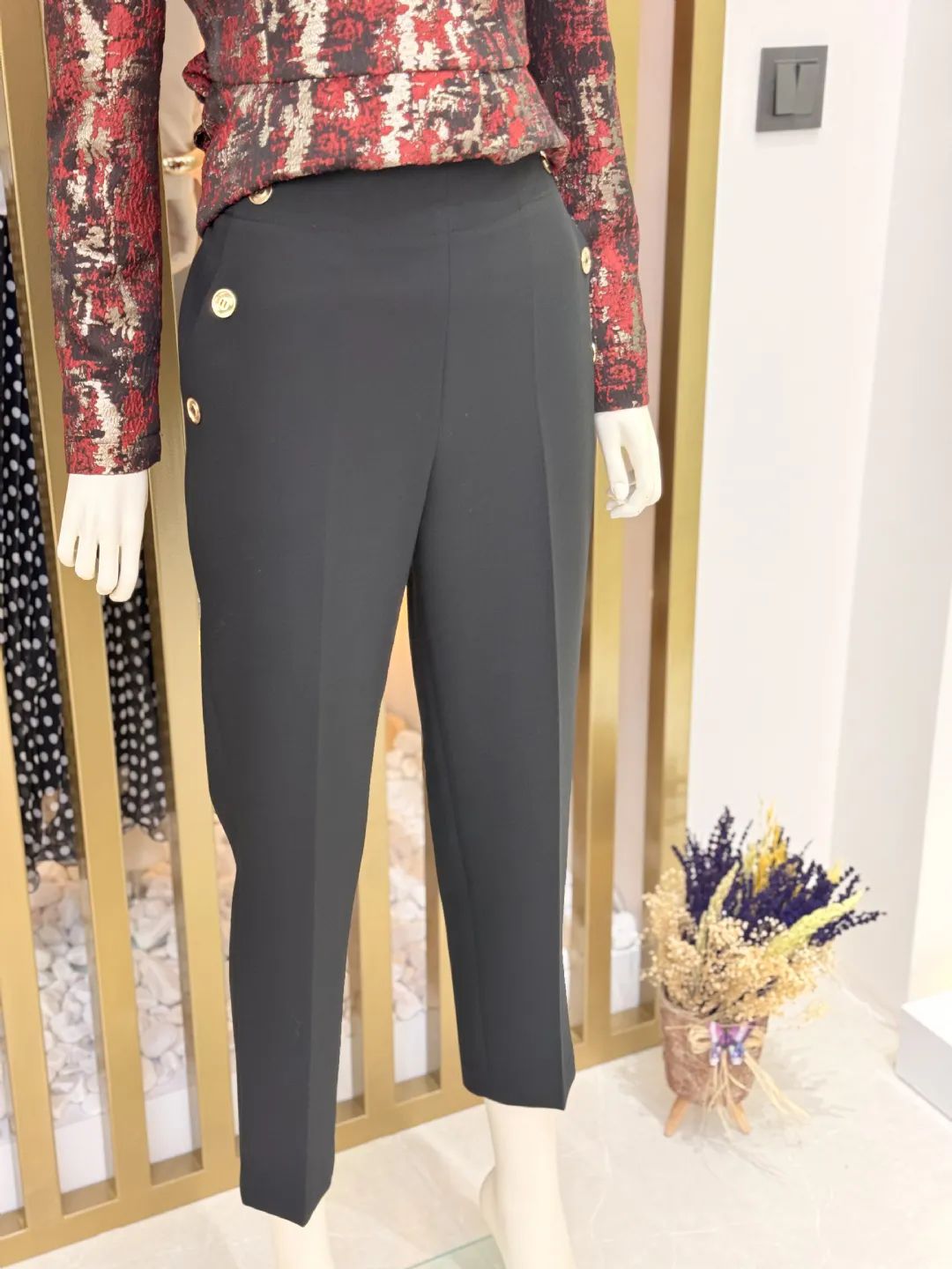 Cepleri-Dugme-Detayli-Dar-Paca-Pantolon-Siyah