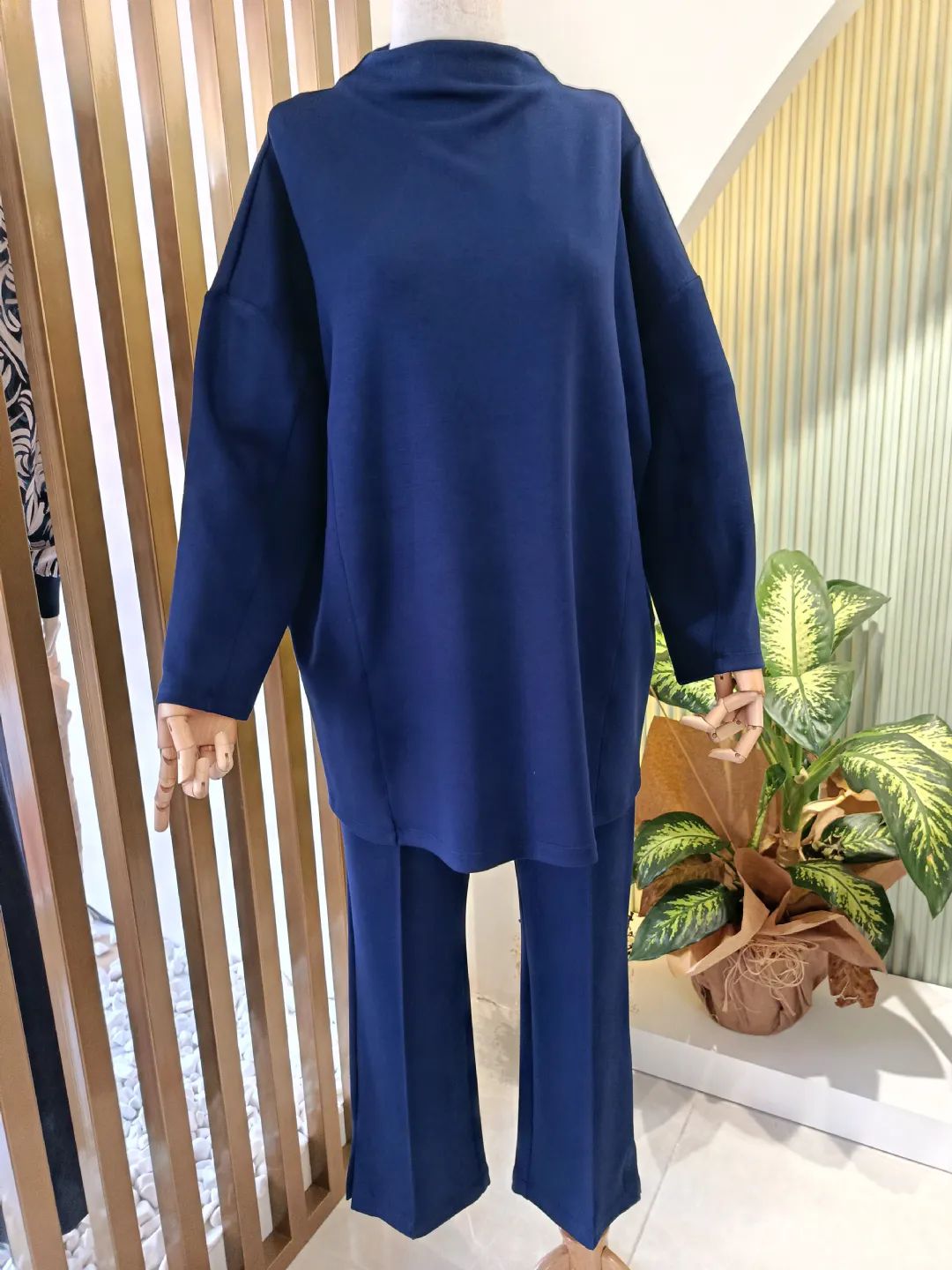 Dik-Yaka-Orme-Pantolonlu-Takim-Lacivert