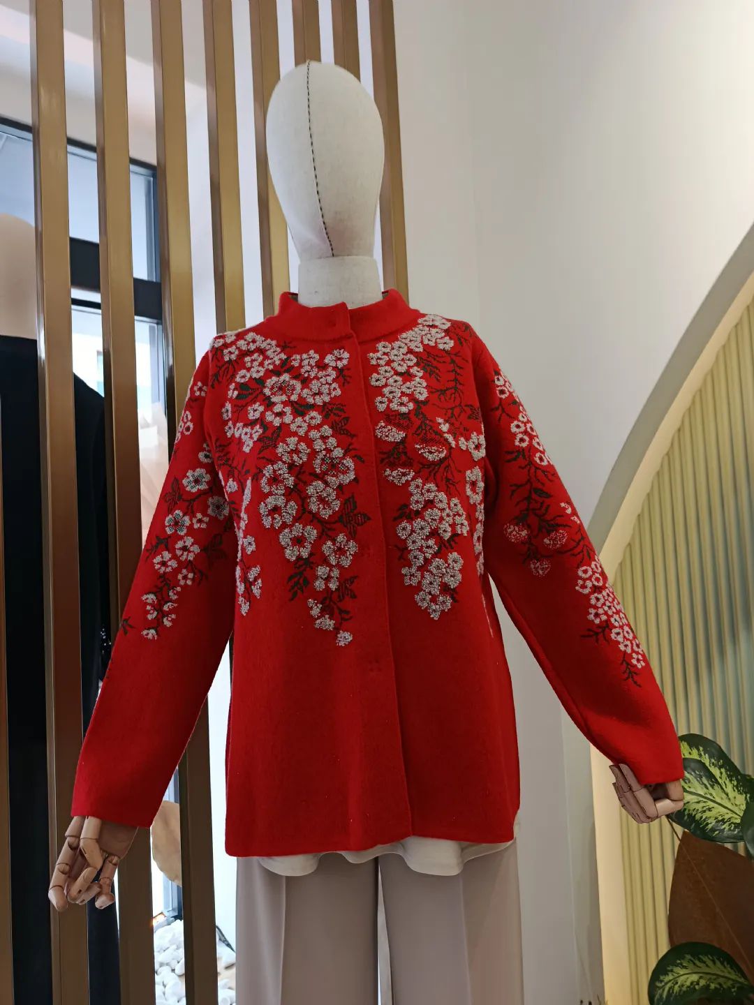 Dik-Yaka-Pitircik-Cicekli-Yun-Ceket-Mercan