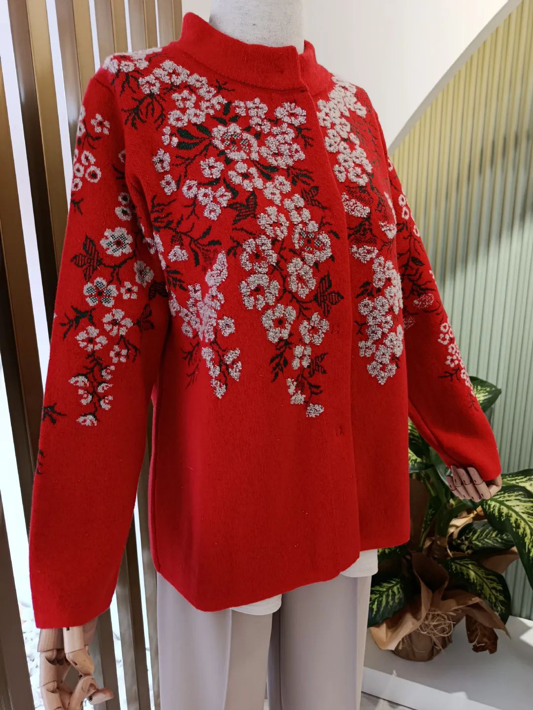 Dik-Yaka-Pitircik-Cicekli-Yun-Ceket-Mercan