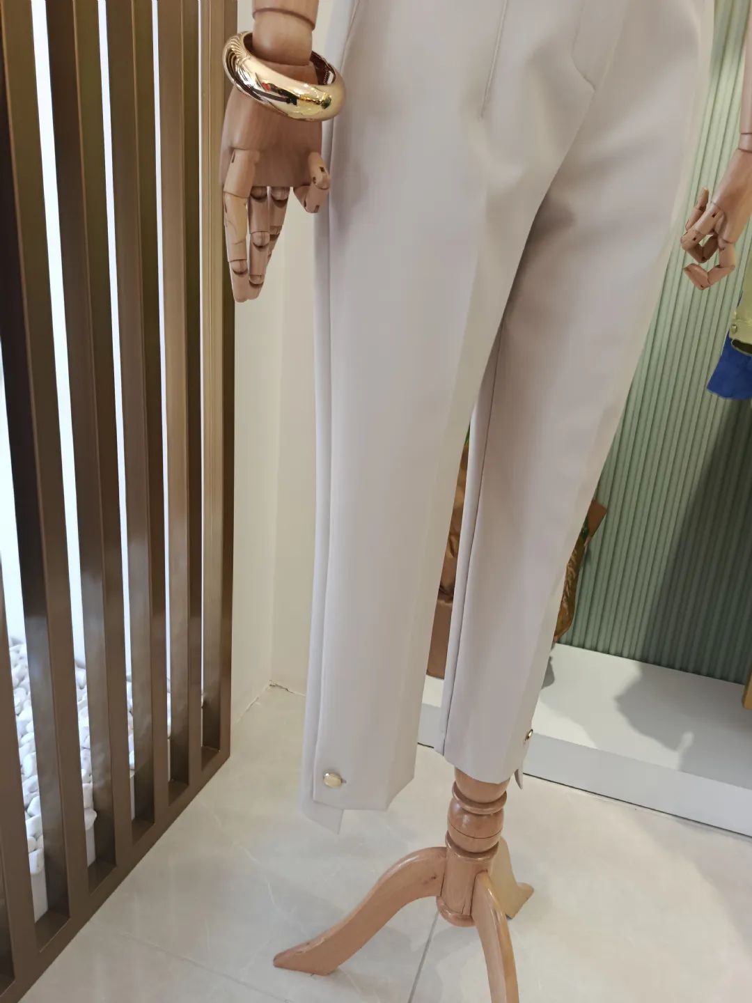 Dugme-Detayli-Kalem-Kesim-Pantolon-Bej