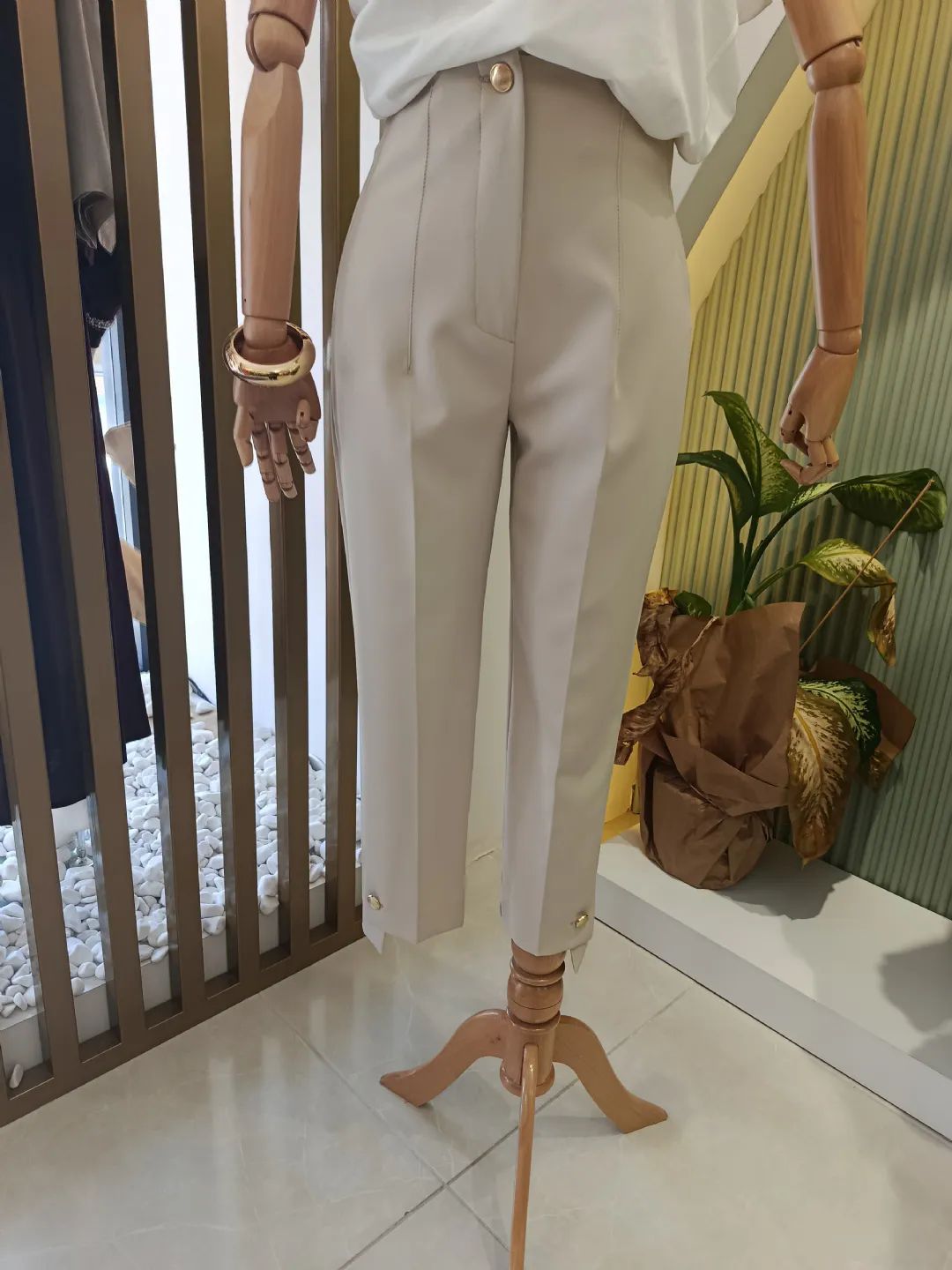Dugme-Detayli-Kalem-Kesim-Pantolon-Bej