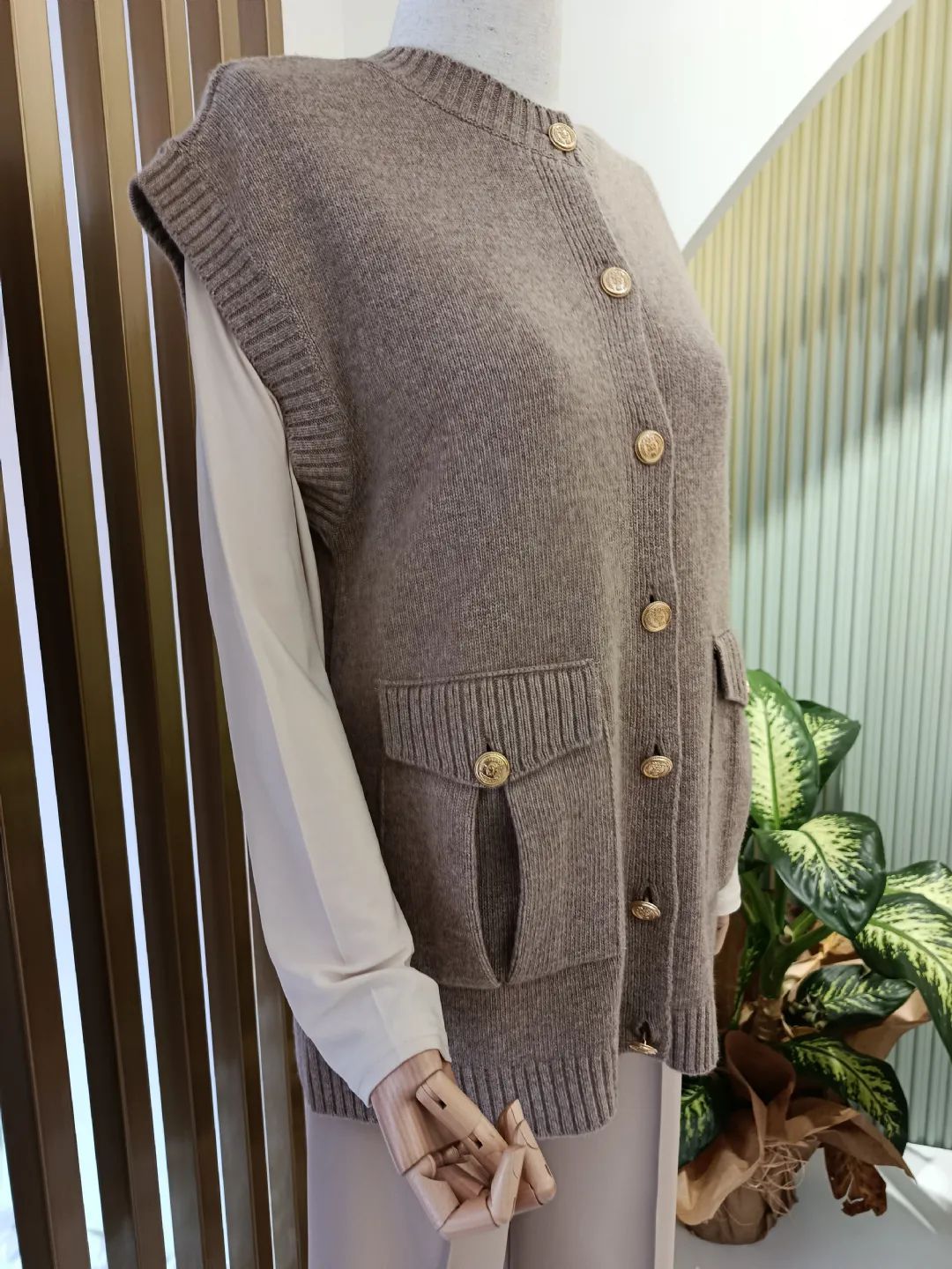 Dugme-Ve-Cep-Detayli-Yun-Suveter-Camel