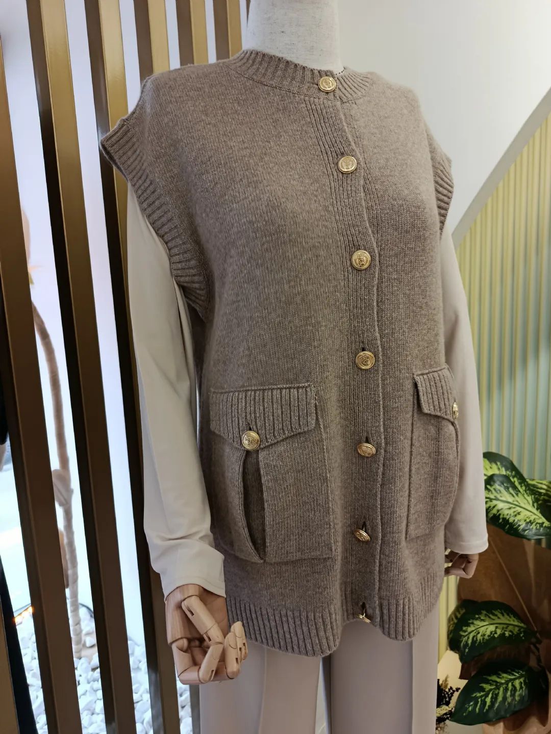 Dugme-Ve-Cep-Detayli-Yun-Suveter-Camel