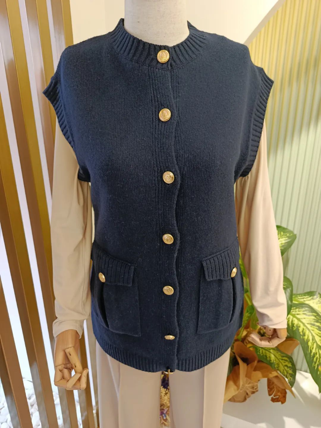 Dugme-Ve-Cep-Detayli-Yun-Suveter-Lacivert