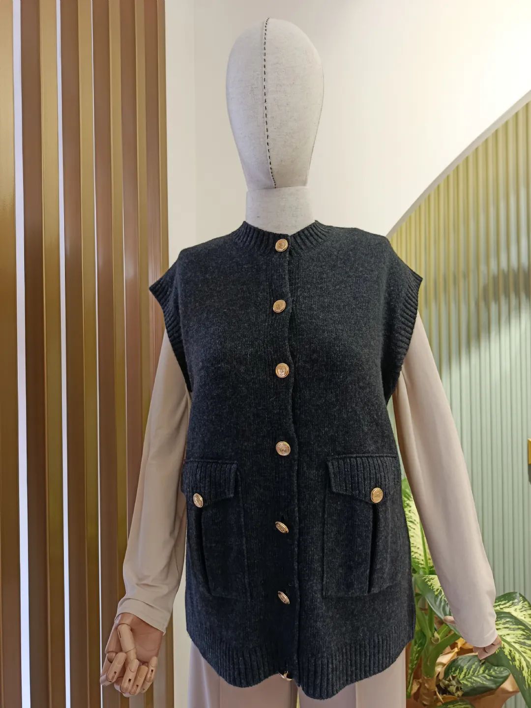 Dugme-Ve-Cep-Detayli-Yun-Suveter-Lacivert