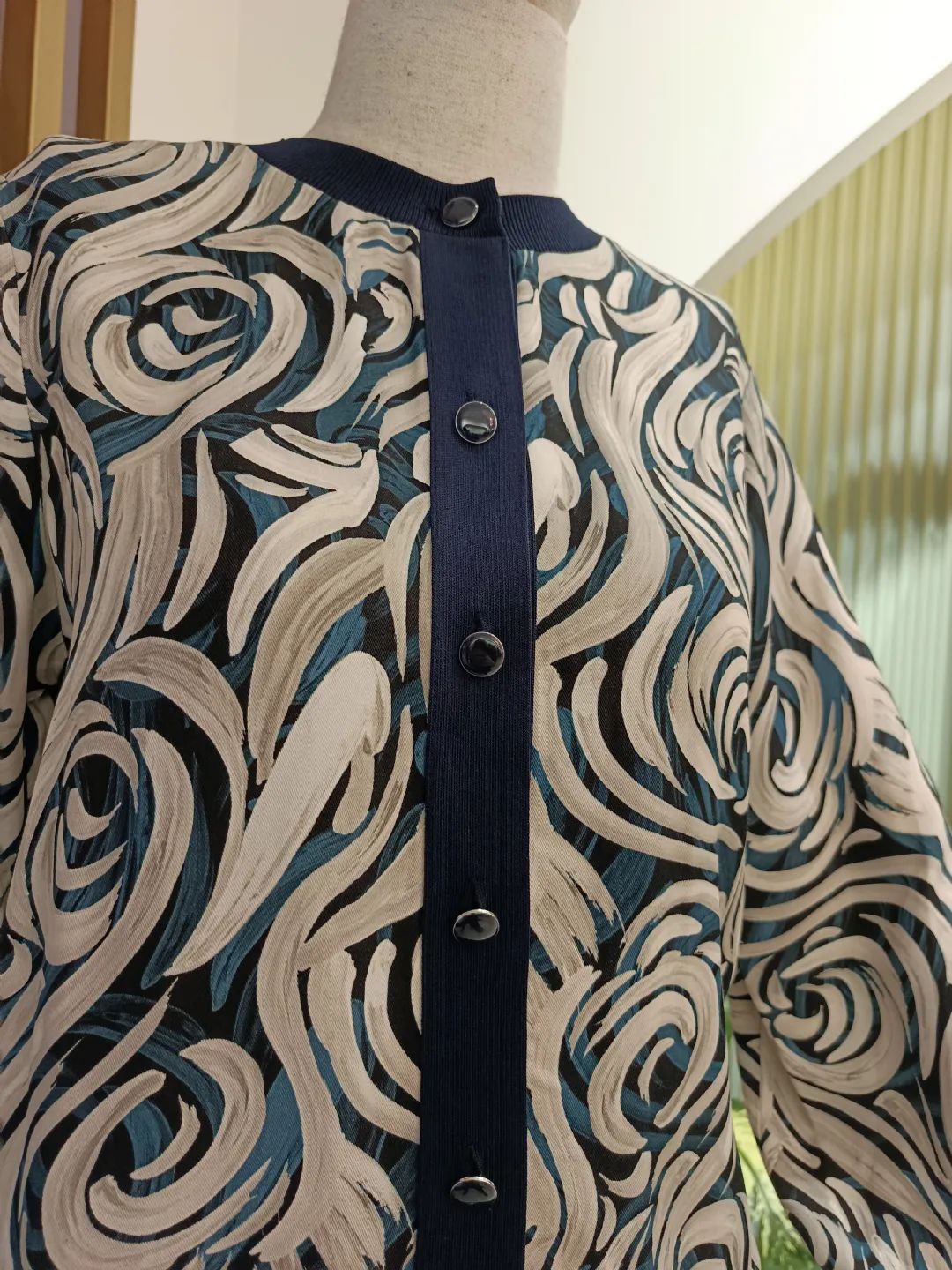 Emprime-Gul-Desenli-Etekli-Takim-Lacivert