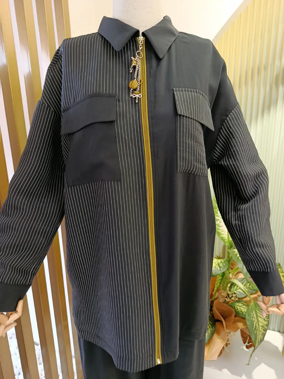 Fermuar� Kontrast Biyeli Charm Aksesuarl� Pantolonlu Tak�m