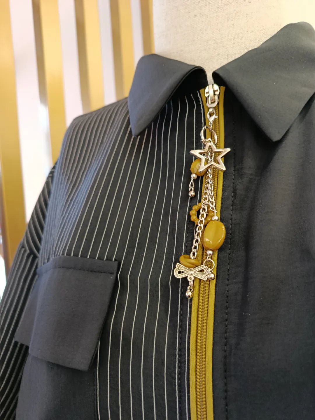 Fermuari-Kontrast-Biyeli-Charm-Aksesuarli-Pantolonlu-Takim