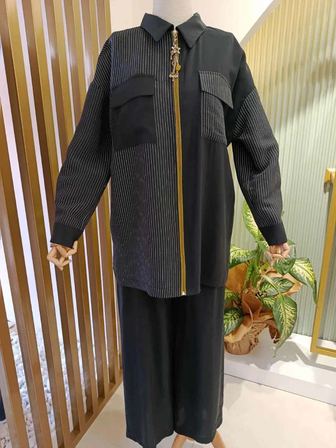 Fermuari-Kontrast-Biyeli-Charm-Aksesuarli-Pantolonlu-Takim