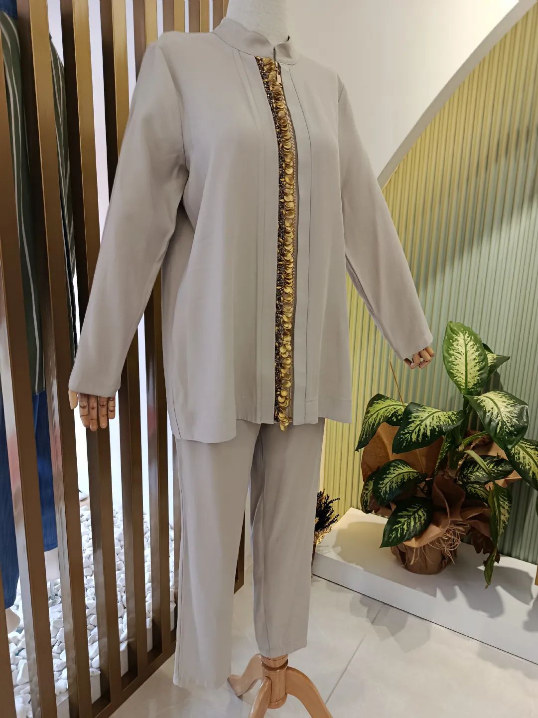 Islemeli-Fermuarli-Takim-Bej