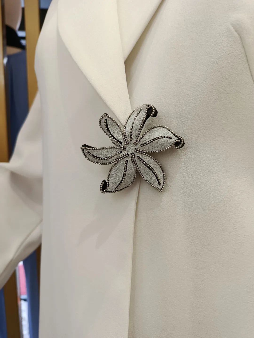 Kollari-Buzgulu-Ceket-Beyaz