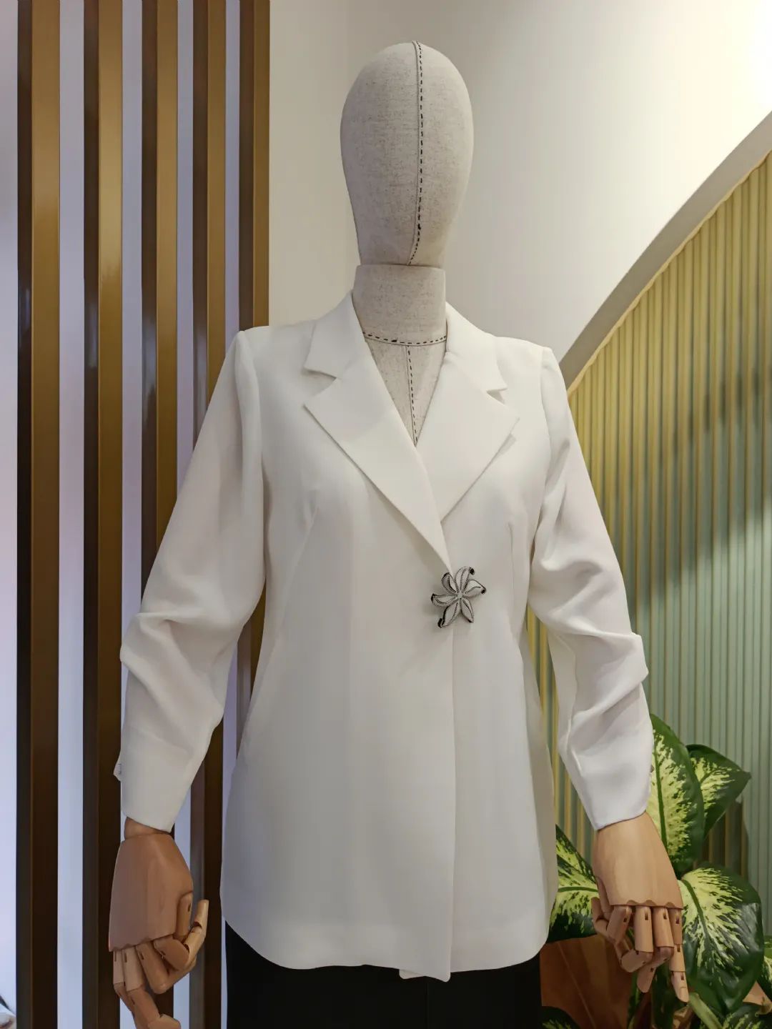 Kollari-Buzgulu-Ceket-Beyaz