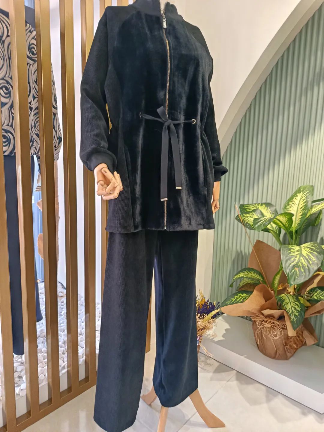 K�rk detayl� Kadife Tak�m Siyah