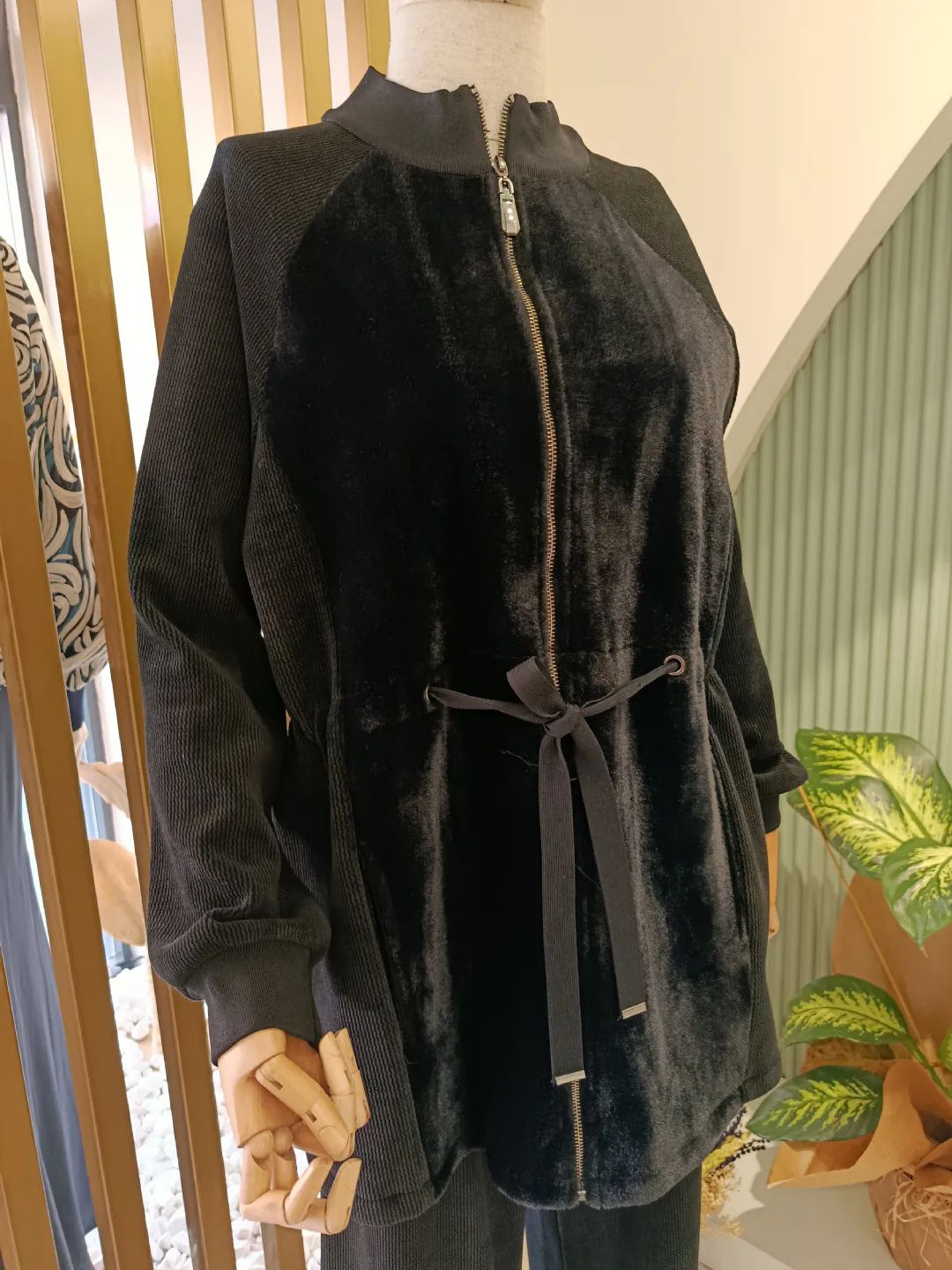 Kurk-detayli-Kadife-Takim-Siyah