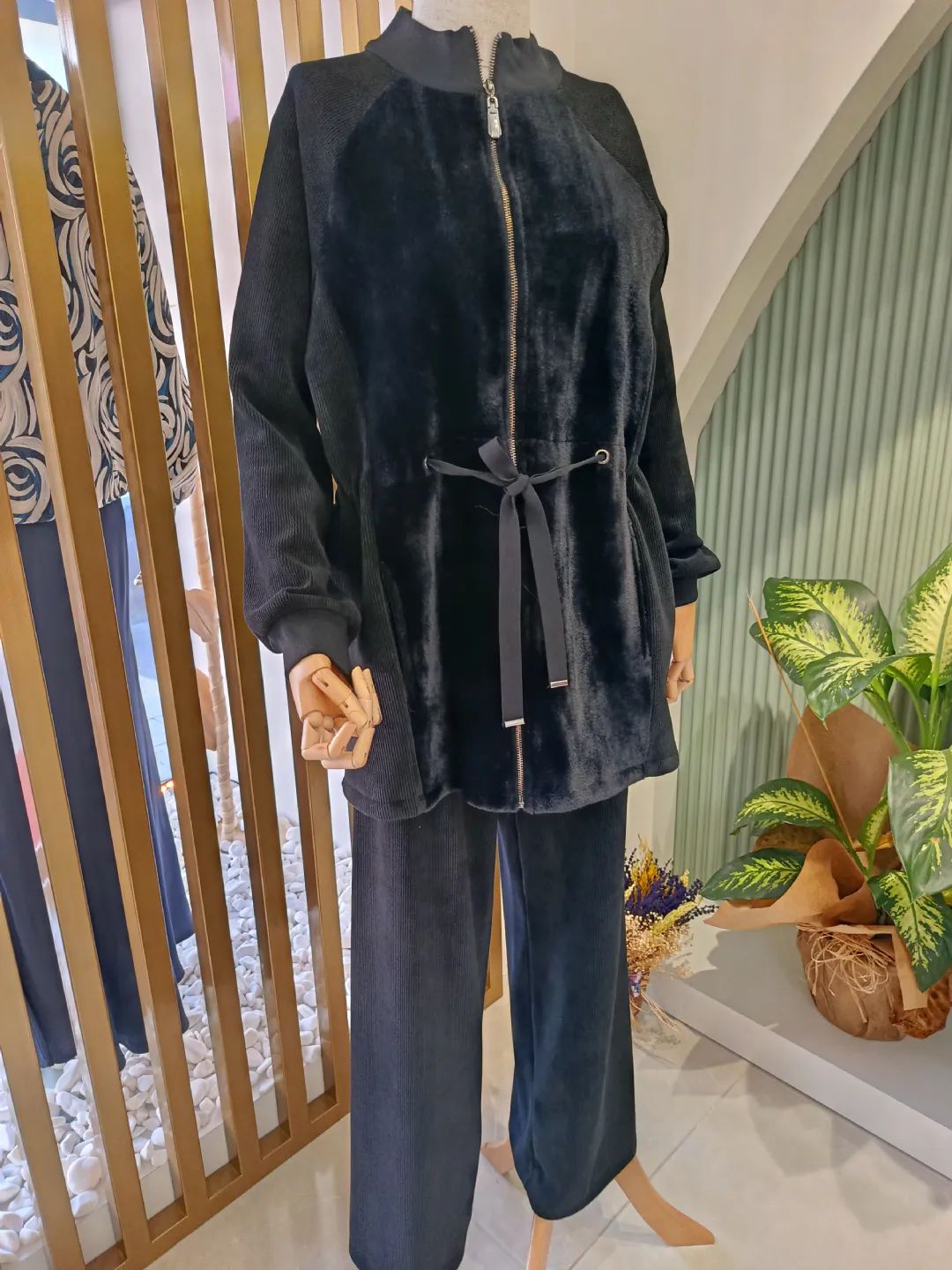 Kurk-detayli-Kadife-Takim-Siyah