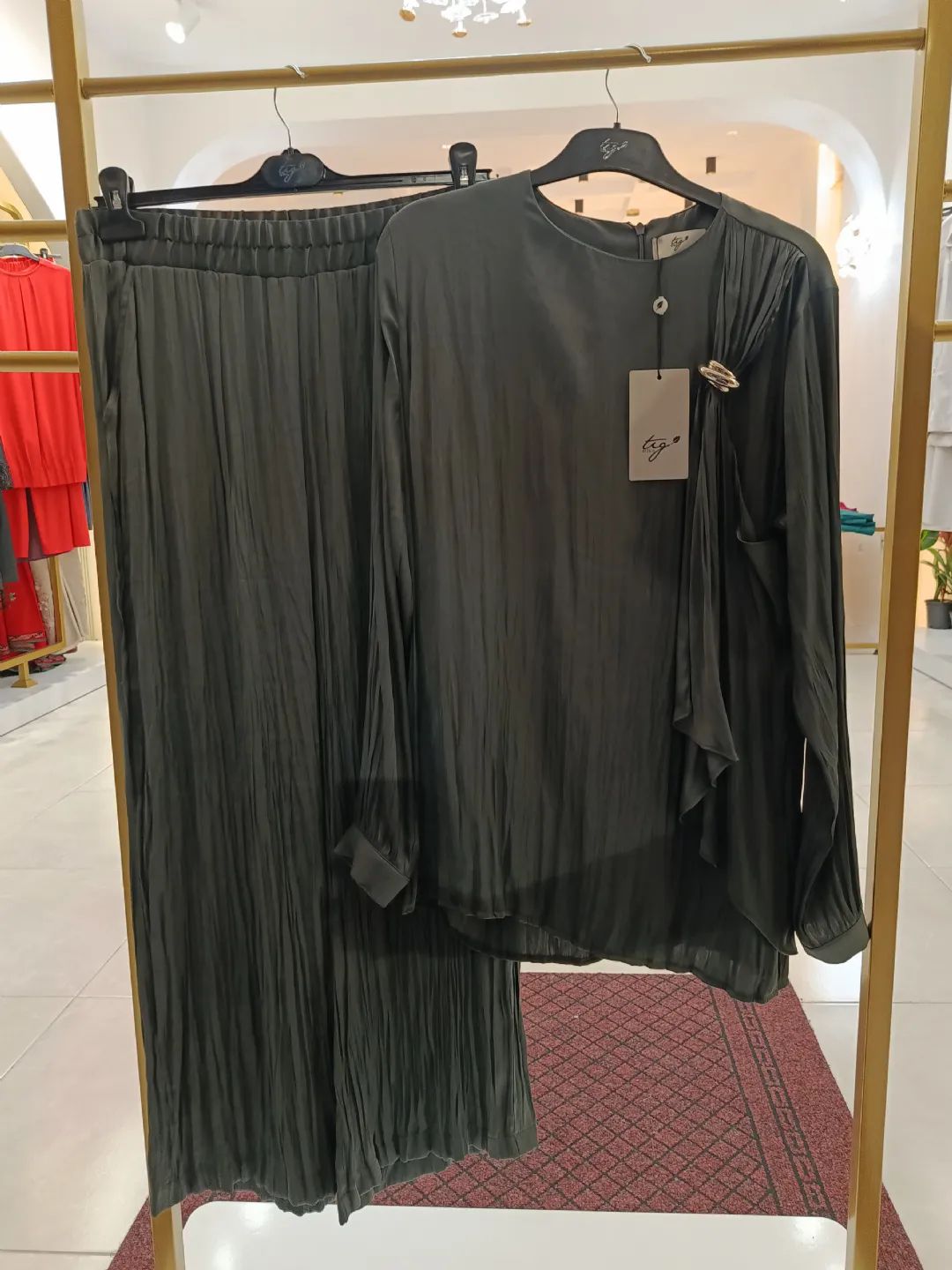 Metal Tokal� Fular Detayl� Tak�m Antrasit