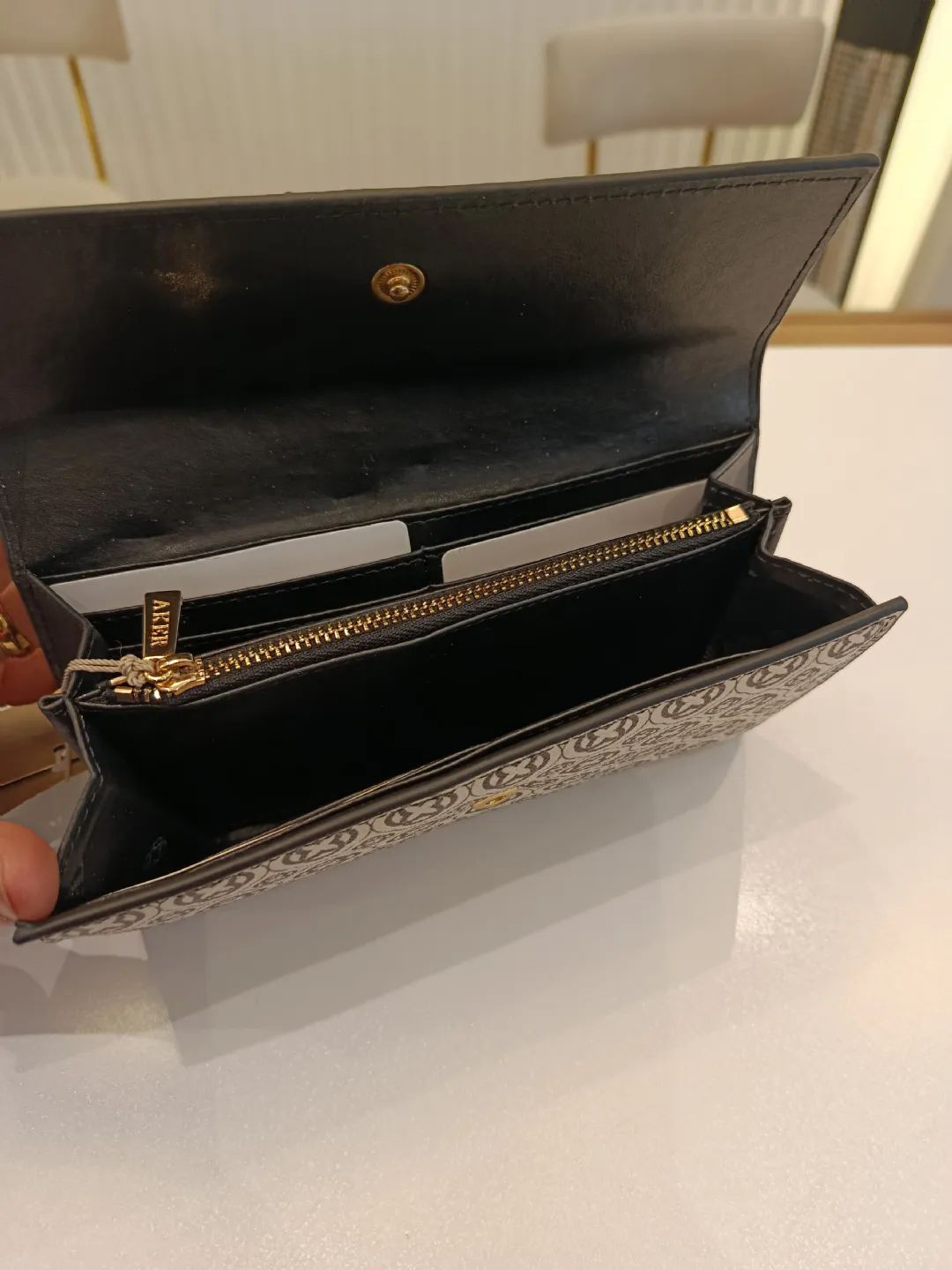 Monogram-Desenli-Cuzdan-Buyuk-Siyah-Beyaz