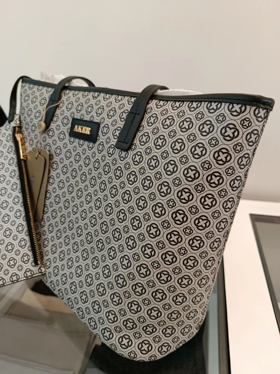 Monogram Omuz �anta Siyah Beyaz