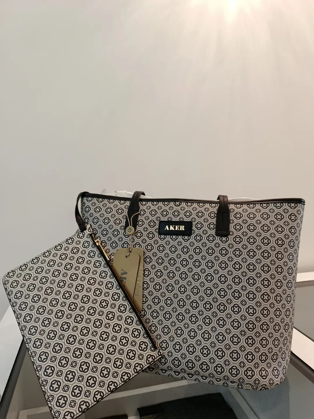 Monogram-Omuz-Canta-Siyah-Beyaz