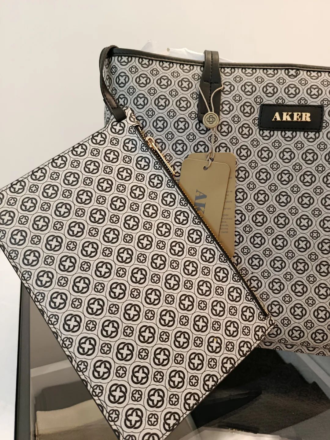 Monogram-Omuz-Canta-Siyah-Beyaz