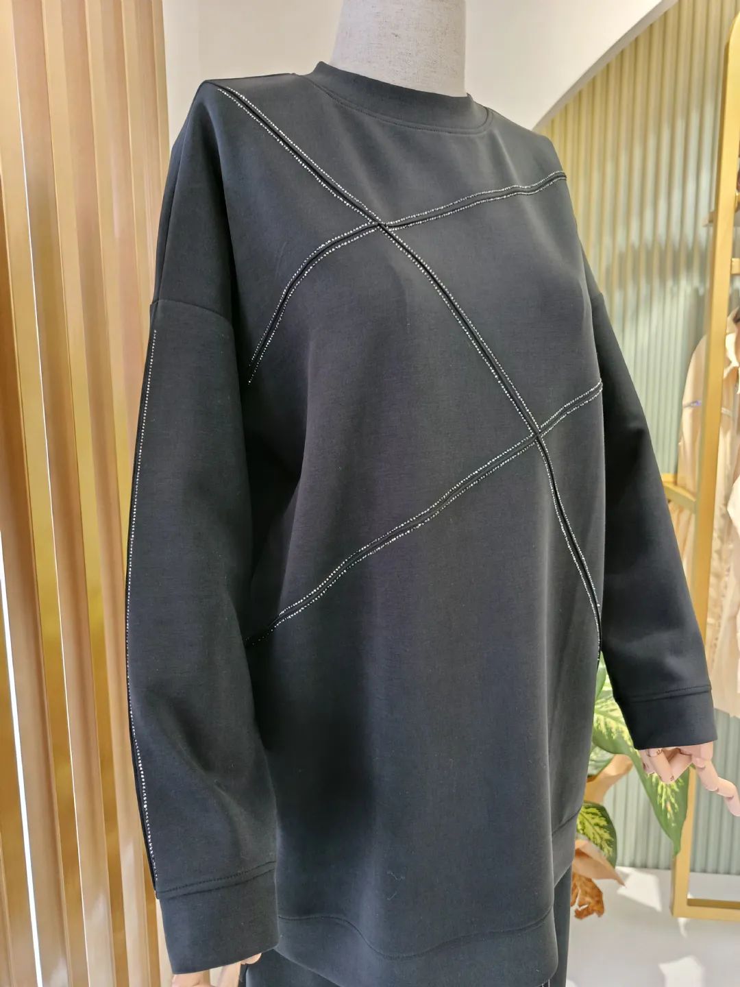 Nerv�r ve S�ral� Ta� Detayl� Tak�m Siyah
