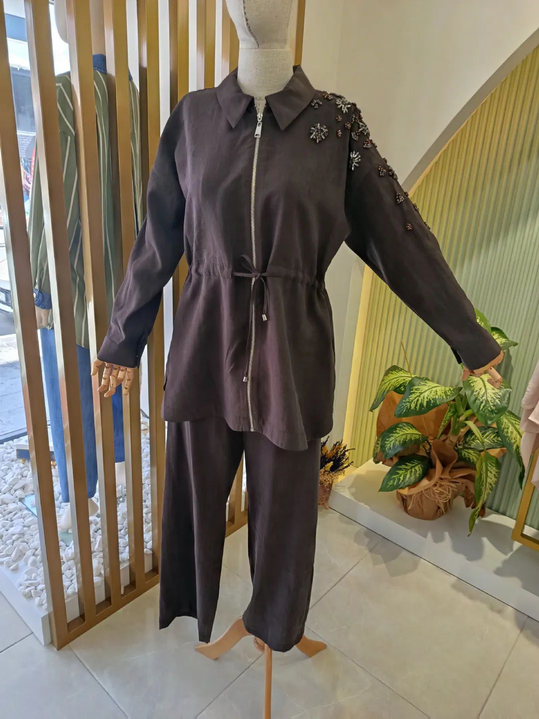 Omzu-Tas-Islemeli-Takim-Kahverengi