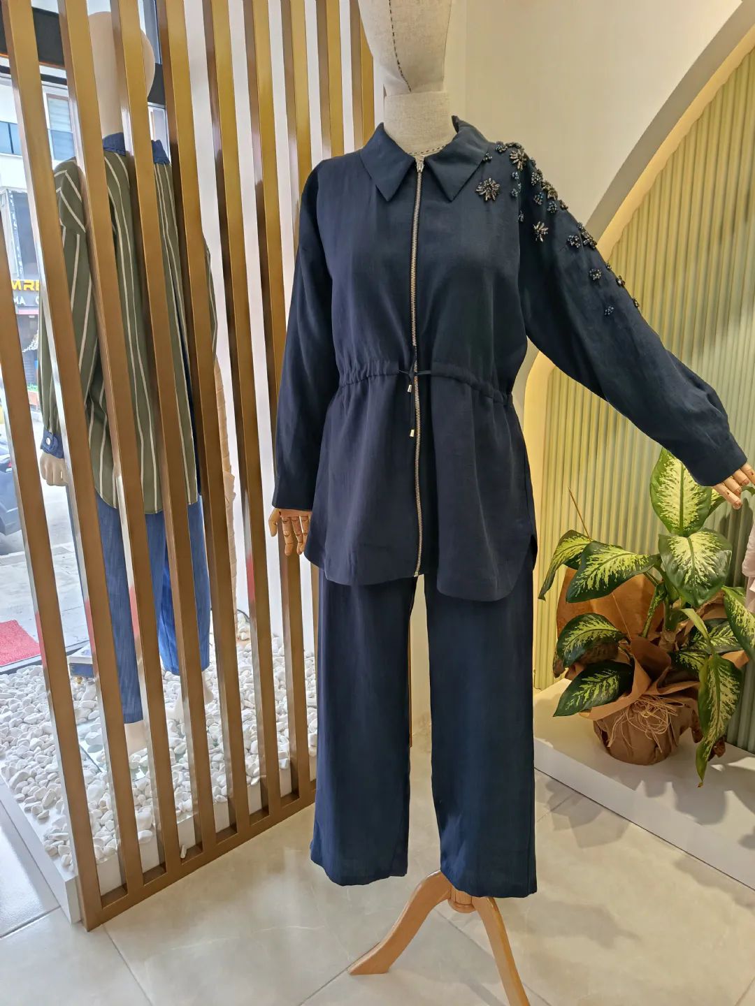 Omzu-Tas-Islemeli-Takim-Lacivert