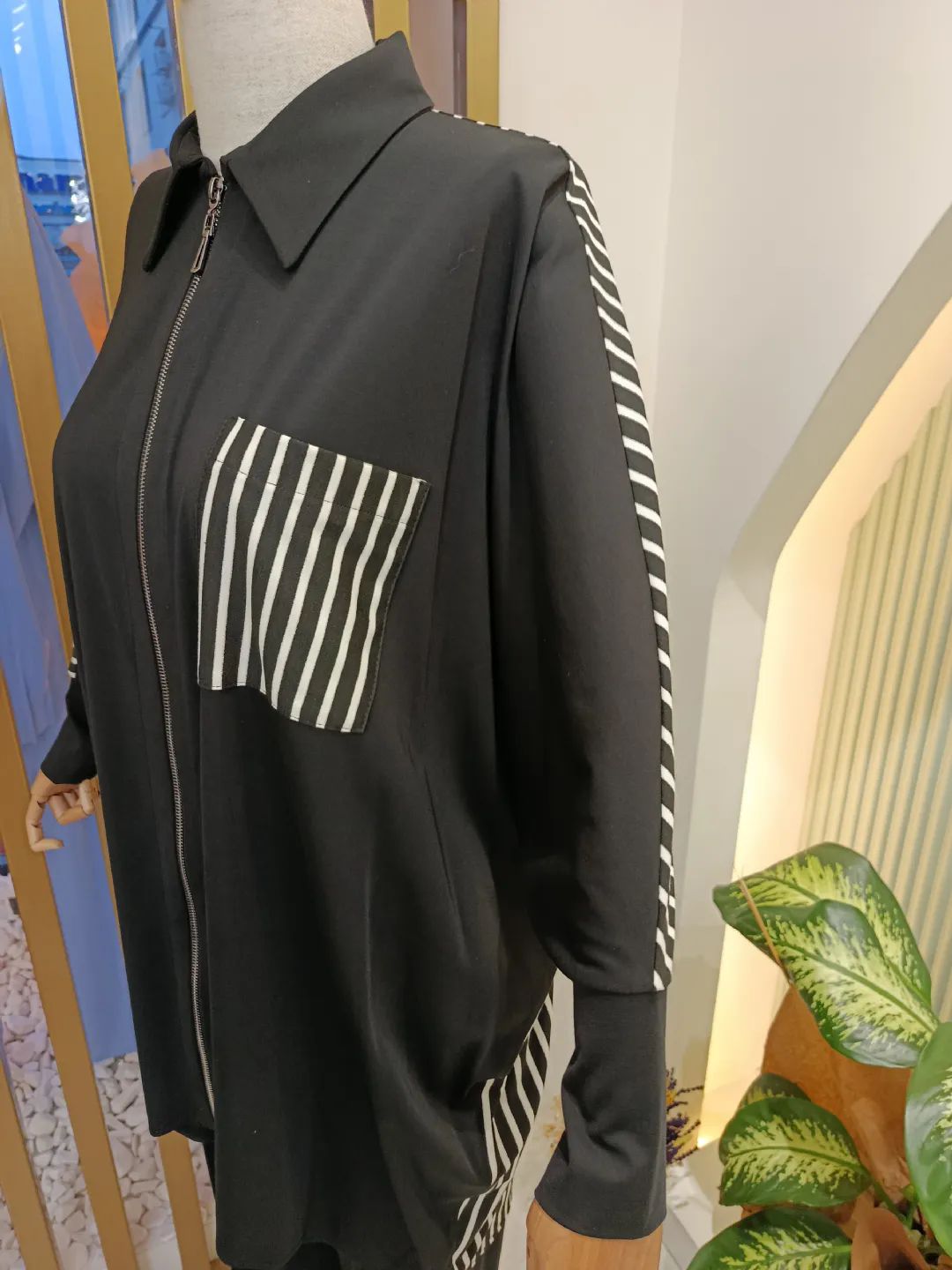 �nden Fermuarl� S�rt� �izgili Tak�m Siyah