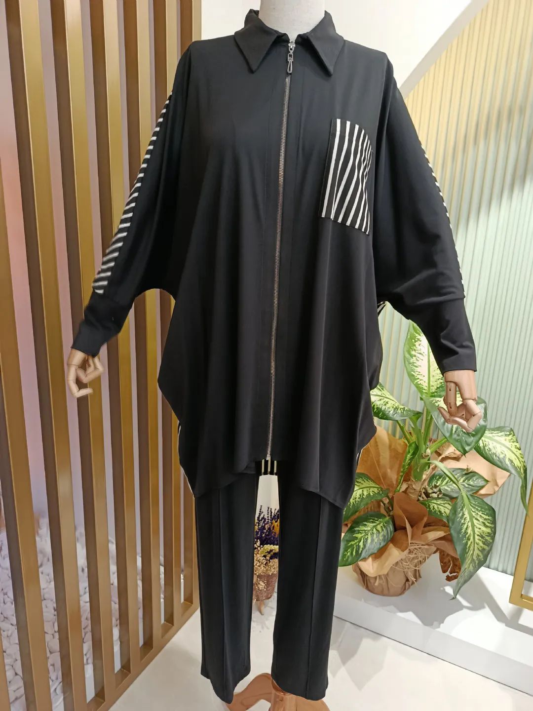 Onden-Fermuarli-Sirti-Cizgili-Takim-Siyah