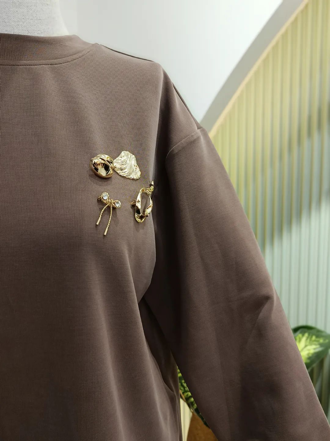 Plise-Detayli-Aksesuarli-Tunik-Kahve