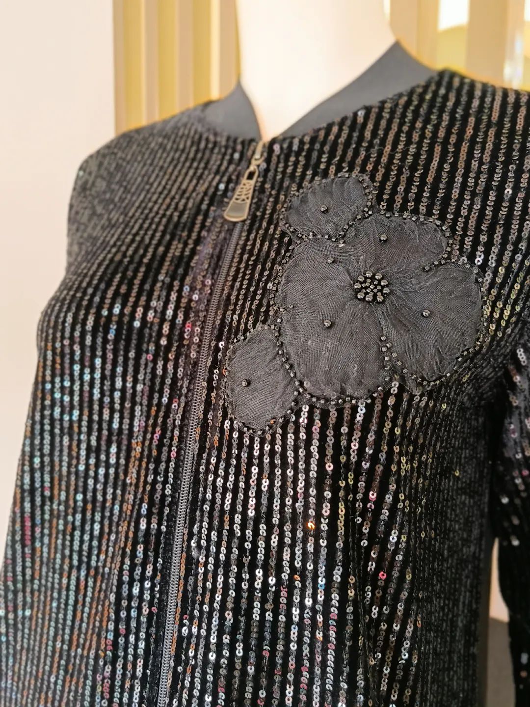 Pul-Islemeli-Fermuarli-Ceket-Siyah