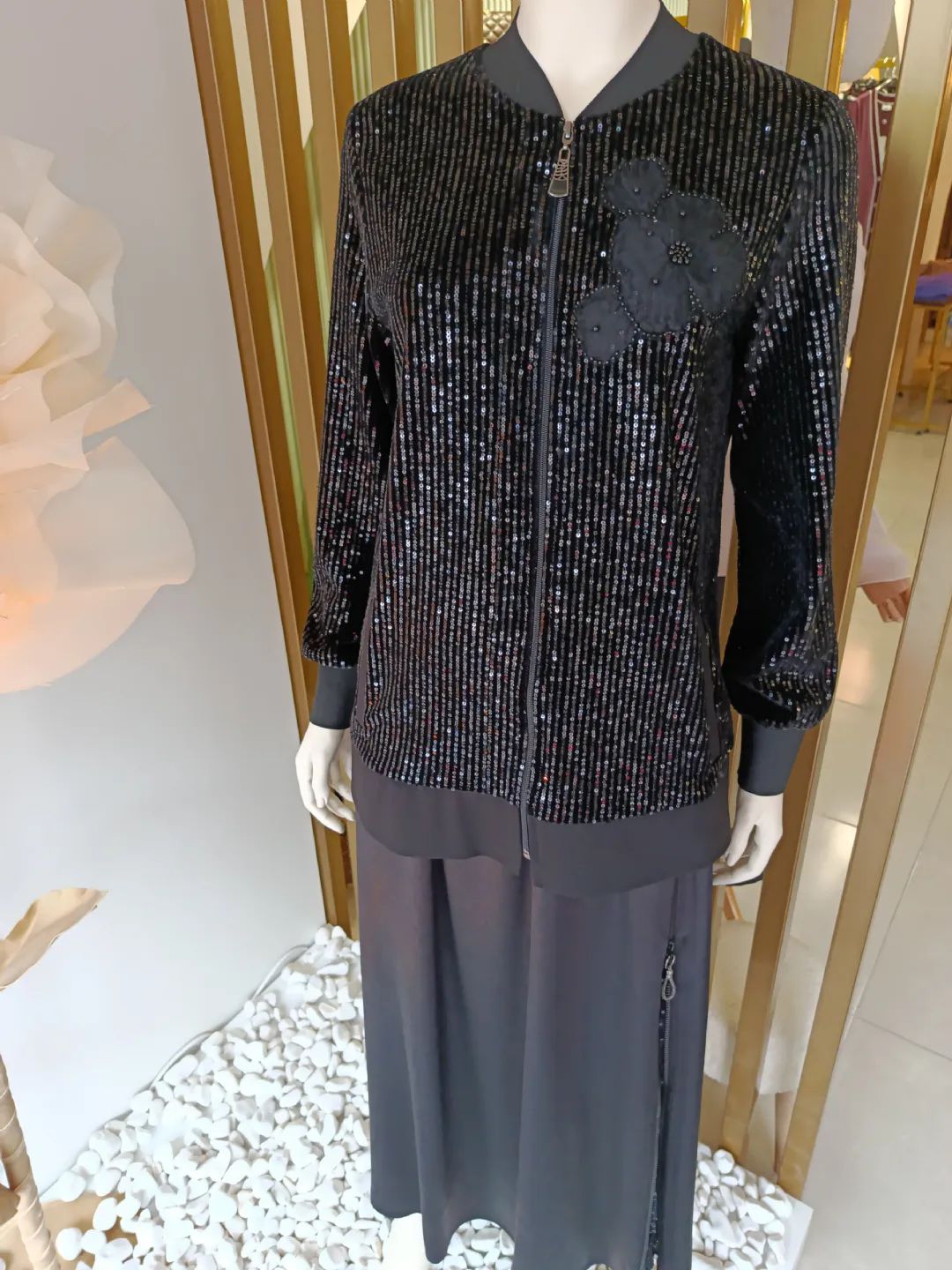 Pul-Islemeli-Fermuarli-Ceket-Siyah