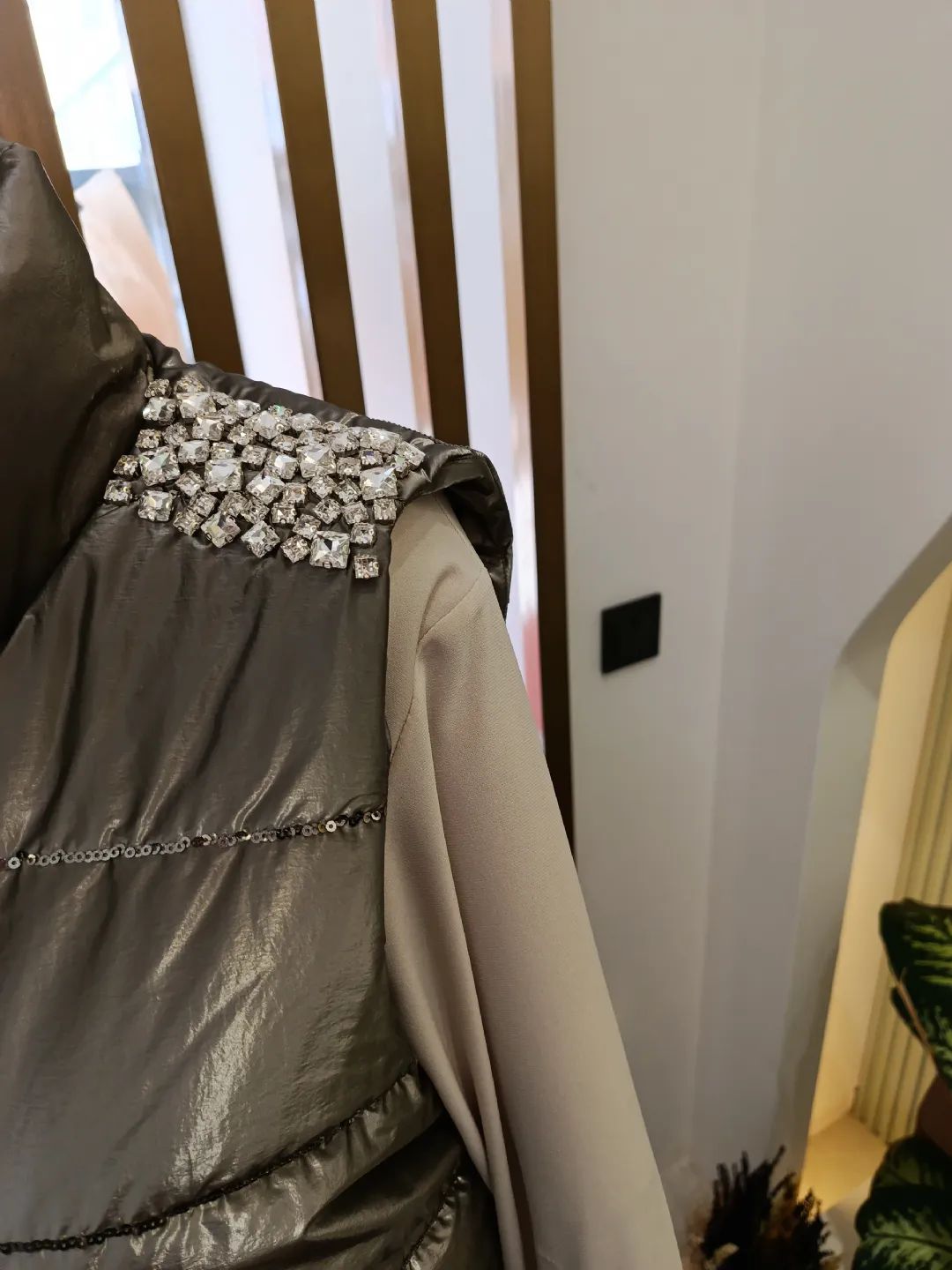 Pul Nak��l� Ta�l� Yelek Platin