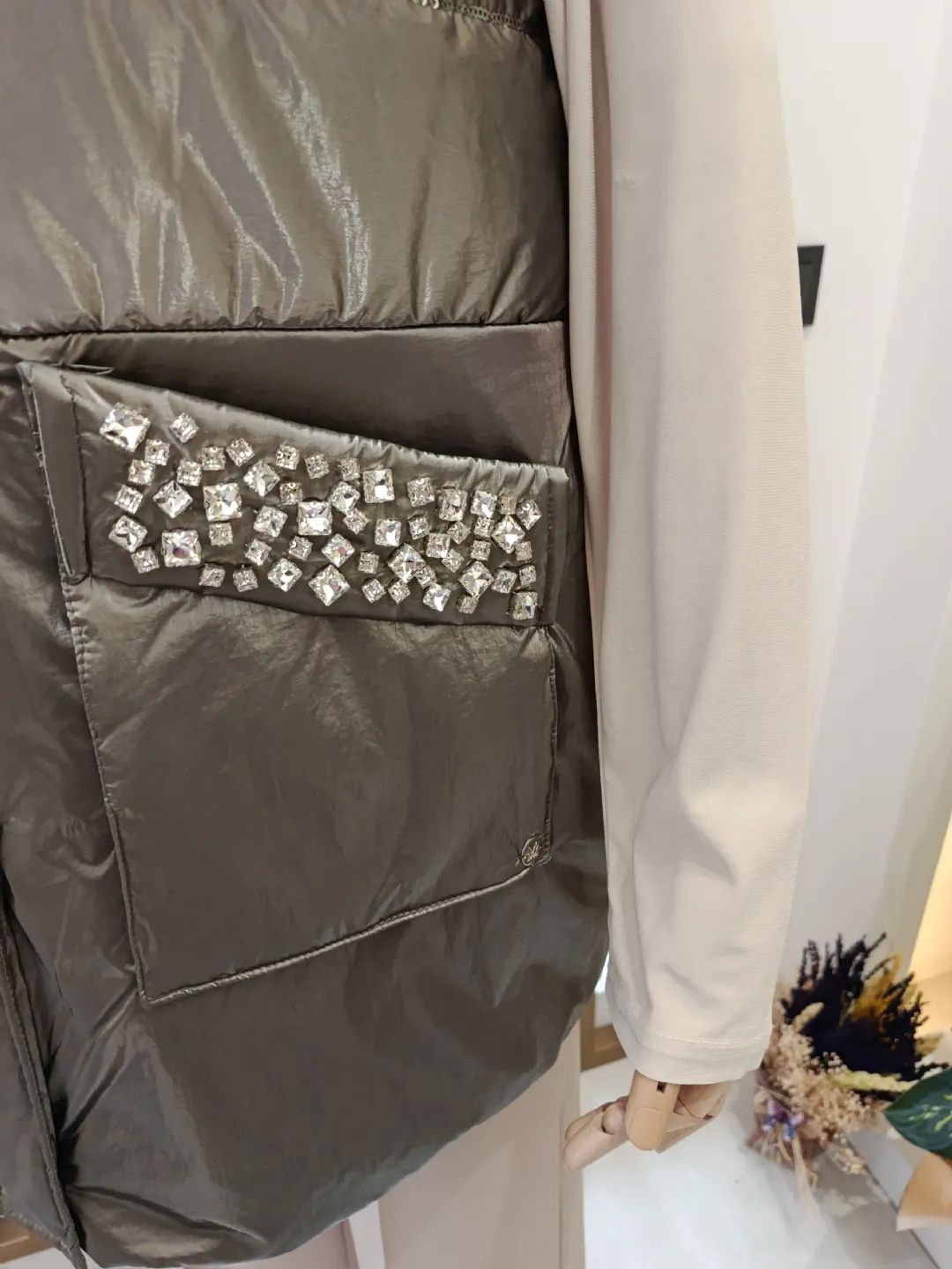 Pul-Nakisli-Tasli-Yelek-Platin