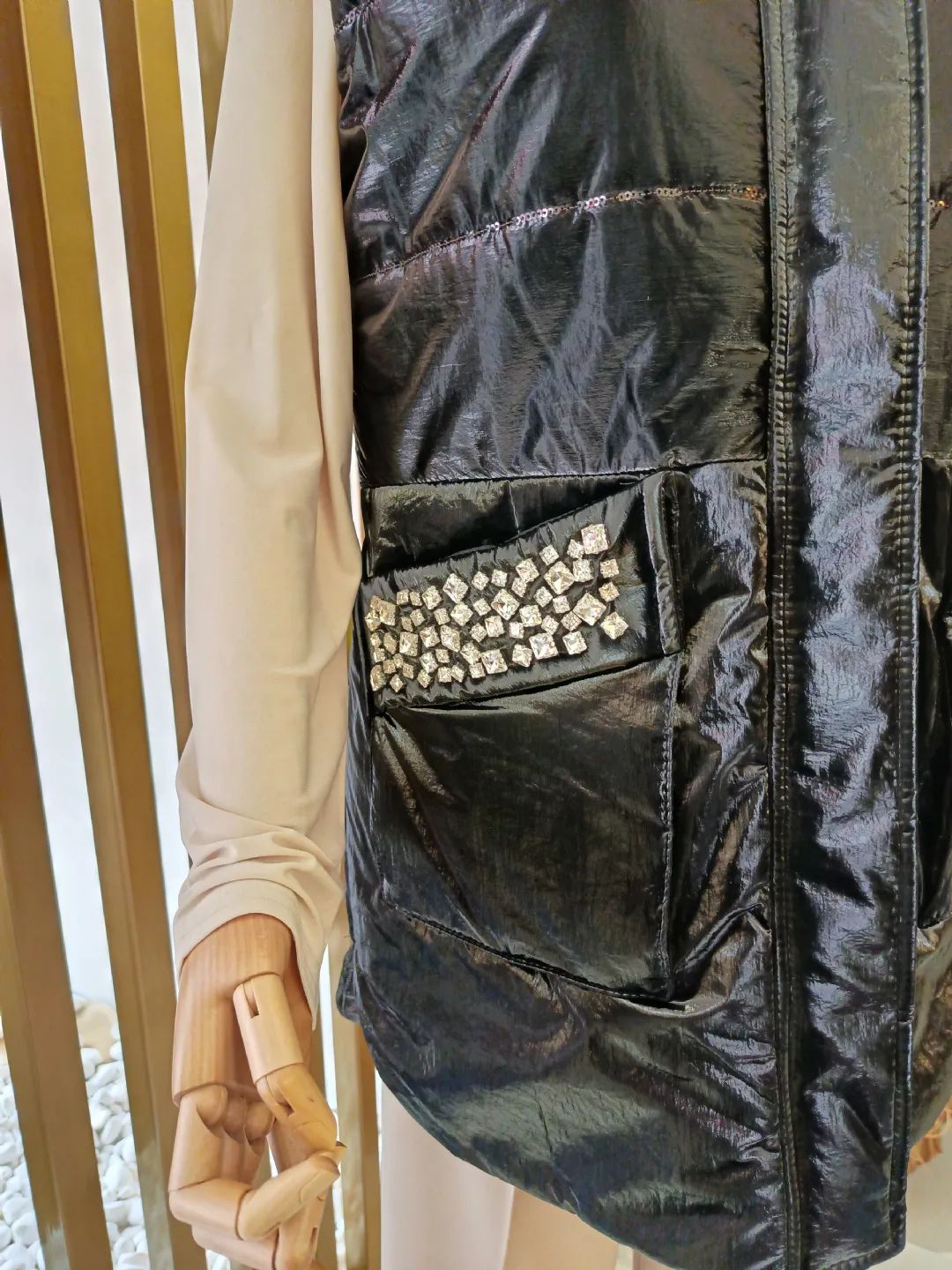 Pul-Nakisli-Tasli-Yelek-Siyah