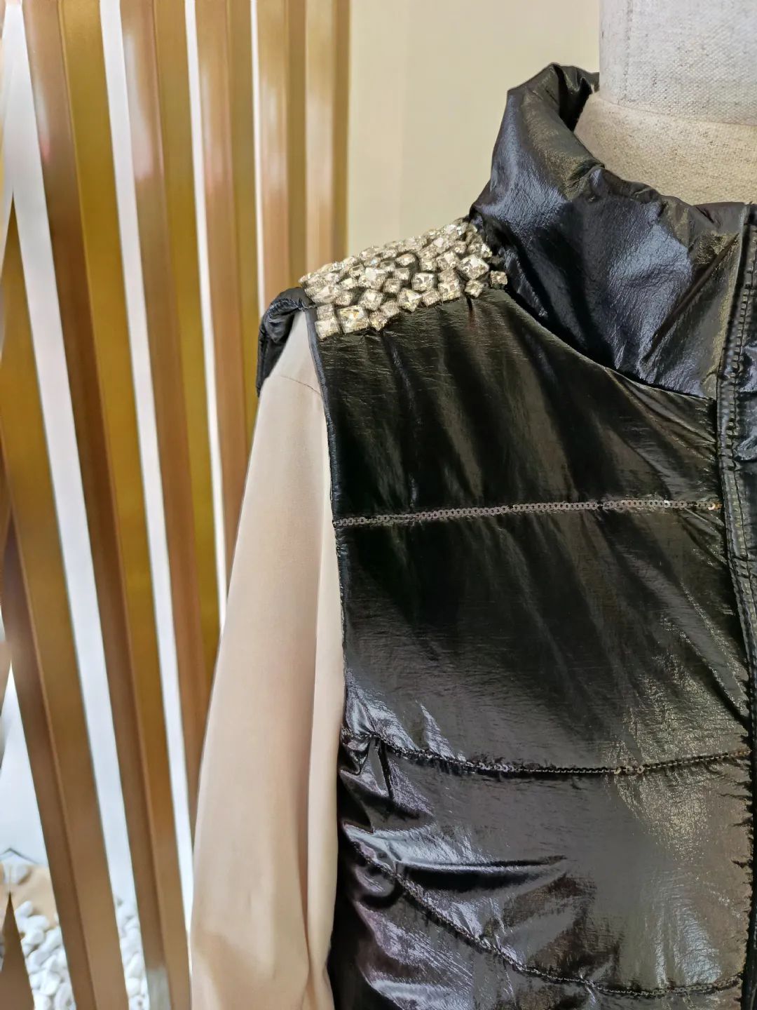 Pul-Nakisli-Tasli-Yelek-Siyah